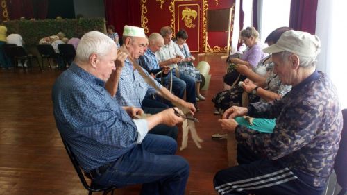 Жильцы Спасского дома-интерната помогают плести сети для участников СВО