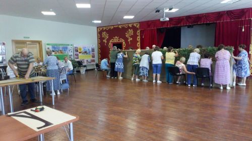 Жильцы Спасского дома-интерната помогают плести сети для участников СВО