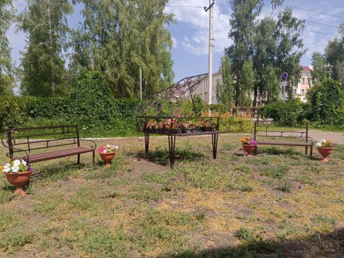 Территорию Болгарской детской школы искусств облагородили новой цветочной конструкцией и двумя скамейками
