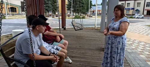 Специалисты отделения социальной помощи семье и детям провели Всероссийскую уличную акцию «Дарю Тепло»
