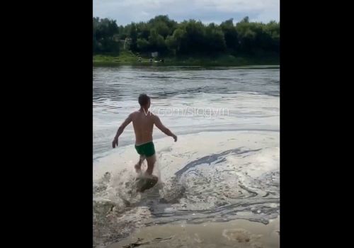 Пользователи сети поблагодарили героев видео о спасении тонущего ребёнка