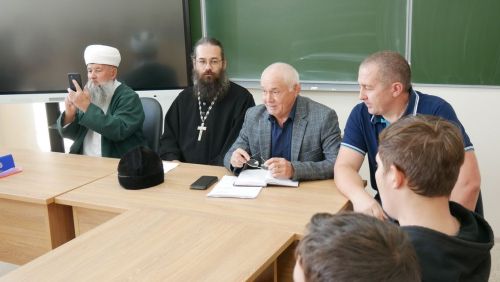 В Спасском техникуме провели круглый стол с представителями разных конфессий