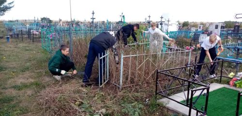 На ветеранских могилах в селе Ким провели уборку