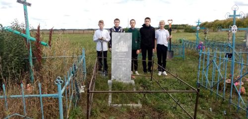 На ветеранских могилах в селе Ким провели уборку