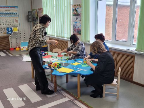 В детском саду «Родничок» прошли мастер-классы по правилам БДД