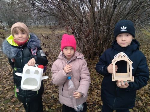 Первоклассники в Спасском районе делают кормушки для птиц