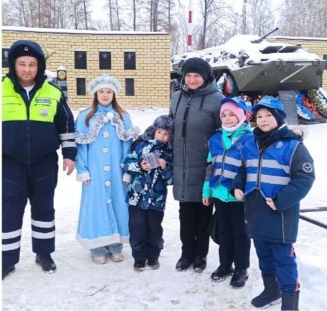 Сотрудники Госавтоинспекции Спасского района поздравили горожан с наступающим Новым годом