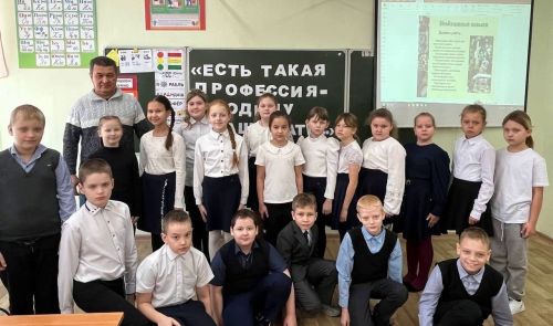 В Болгарской первой школе прошли классные часы «Есть такая профессия – Родину защищать…»