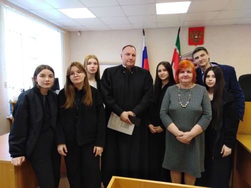 Учащиеся 11-го класса Болгарской первой школы посетили Спасский суд