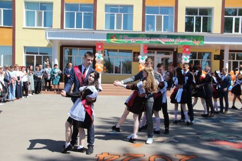 Традиционный вальс и особые ритуалы: как школьники Спасского района прощались со школой?