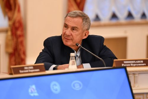 Рустам Минниханов поздравил татарстанцев с Днем Героев Отечества