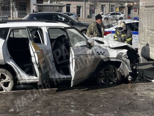 Водитель легковой сбил заходящих в автобус пассажиров в Казани