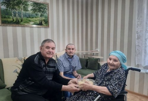 Ветеран сельского хозяйства поздравил односельчанку с праздником Ураза Байрам