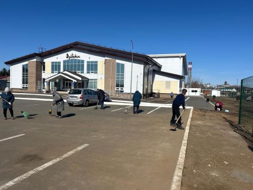 Коллектив бассейна «Дулкын» навел порядок на территории