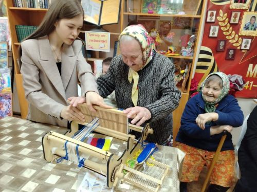 Для постояльцев Спасского ДИПИ провели мастер-класс по ткачеству