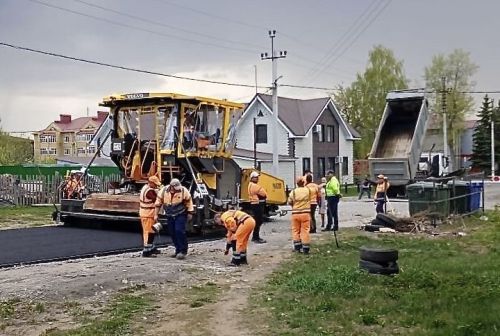 На улице 40 лет Октября в Болгаре ведутся работы по укладке нового асфальта