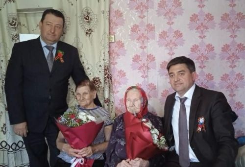 Роман Исланов поздравил труженицу тыла с Юбилеем Великой Победы