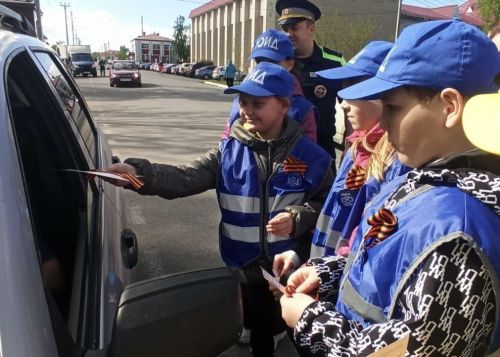 ЮИДовцы и госавтоинспекторы раздали георгиевские ленточки водителям в Болгаре
