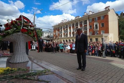 Рустам Минниханов возложил цветы к памятнику Александра Пушкина