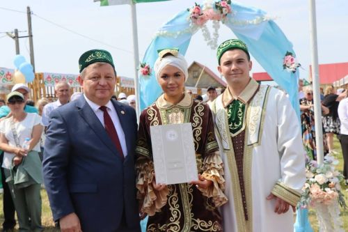 Пара из Татарстана сыграла свадьбу на Сабантуе