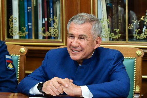 Рустам Минниханов поздравил жителей Татарстана с Днем семьи, любви и верности