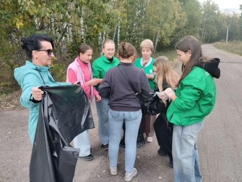 Участники «Движения Первых» и педагоги Болгара провели субботник в лесу