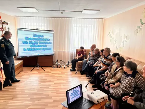 Сотрудник МЧС рассказал получателям соцуслуг Спасского ДИПИ о безопасности зимой