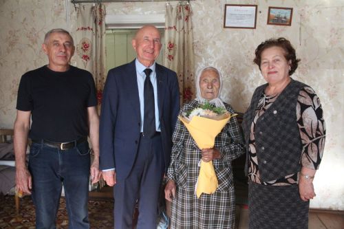 Труженицу тыла поздравили с 95-летием