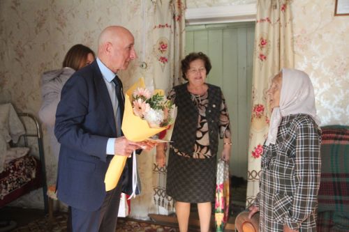 Труженицу тыла поздравили с 95-летием