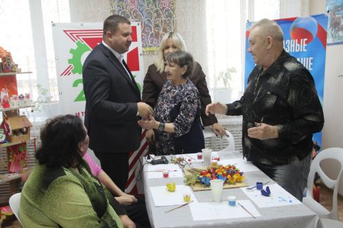 Пожилым жителям Спасского ДИПИ подарили телевизор и устроили праздник