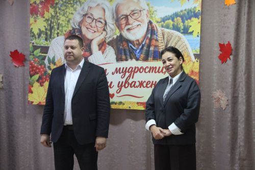 Пожилым жителям Спасского ДИПИ подарили телевизор и устроили праздник