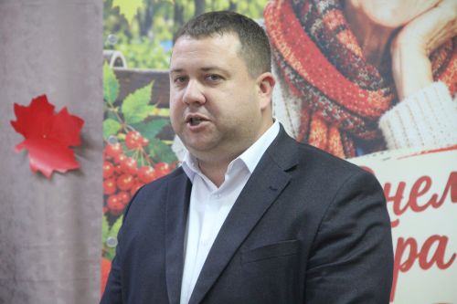 Пожилым жителям Спасского ДИПИ подарили телевизор и устроили праздник