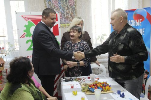 Пожилым жителям Спасского ДИПИ подарили телевизор и устроили праздник