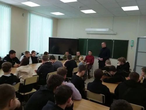 Студентам Спасского техникума рассказали о военной службе, войсках БПЛА и контракте