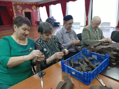 Активисты Спасского дома-интерната помогают плести маскировочные сети для бойцов СВО