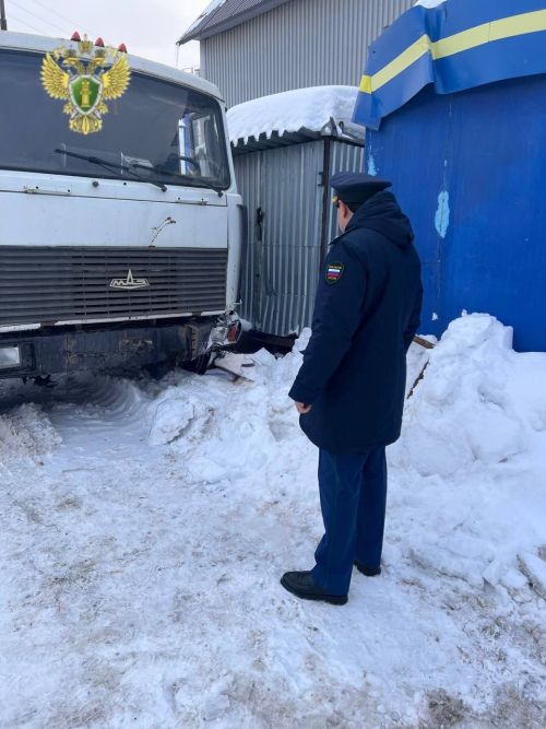 В Татарстане мужчина погиб под колесами грузовика при замене колеса