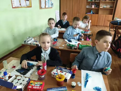 В Доме детского творчества Болгара прошёл мастер-класс «Звёздная Галактика: абстракция в космосе»