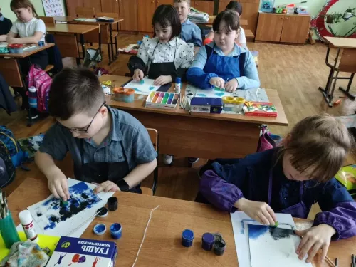 В Доме детского творчества Болгара прошёл мастер-класс «Звёздная Галактика: абстракция в космосе»