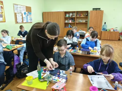 В Доме детского творчества Болгара прошёл мастер-класс «Звёздная Галактика: абстракция в космосе»