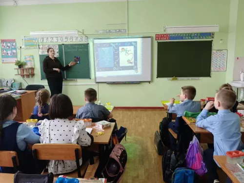 В Доме детского творчества Болгара прошёл мастер-класс «Звёздная Галактика: абстракция в космосе»