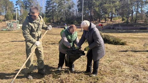 Подопечные Спасского дома-интерната с экологами убрались на озере Рабиги