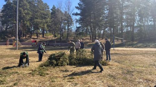 Подопечные Спасского дома-интерната с экологами убрались на озере Рабиги