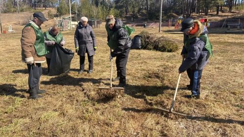 Подопечные Спасского дома-интерната с экологами убрались на озере Рабиги