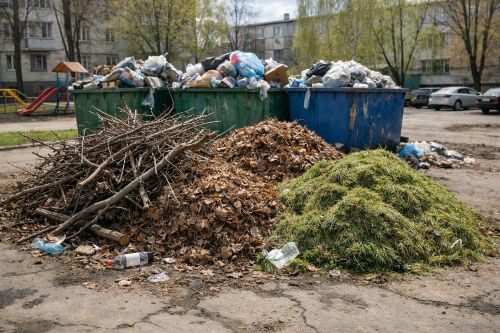 Жителям Спасского района напомнили, что можно и что нельзя выбрасывать в мусорные контейнеры