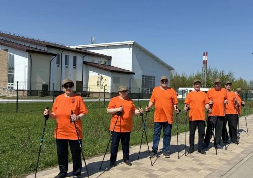 В Спасском ДИПИ получатели соцуслуг осваивают скандинавскую ходьбу на прогулках по городу