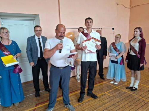 Педагоги и школьники Полянской школы получили знаки ГТО на последнем звонке