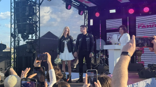 На VK Fest в Казани впервые провели церемонию бракосочетания прямо на сцене