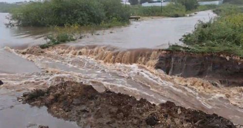 В Азнакаевском районе экстренные службы укрепляют дамбу из-за подъема уровня воды в пруду