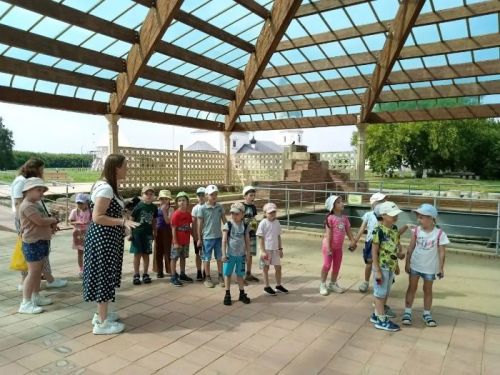 В Болгарском музее-заповеднике детям показали, как работает ткацкий станок