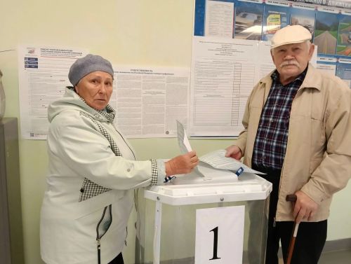 Супруги Ходовы пришли на избирательный участок